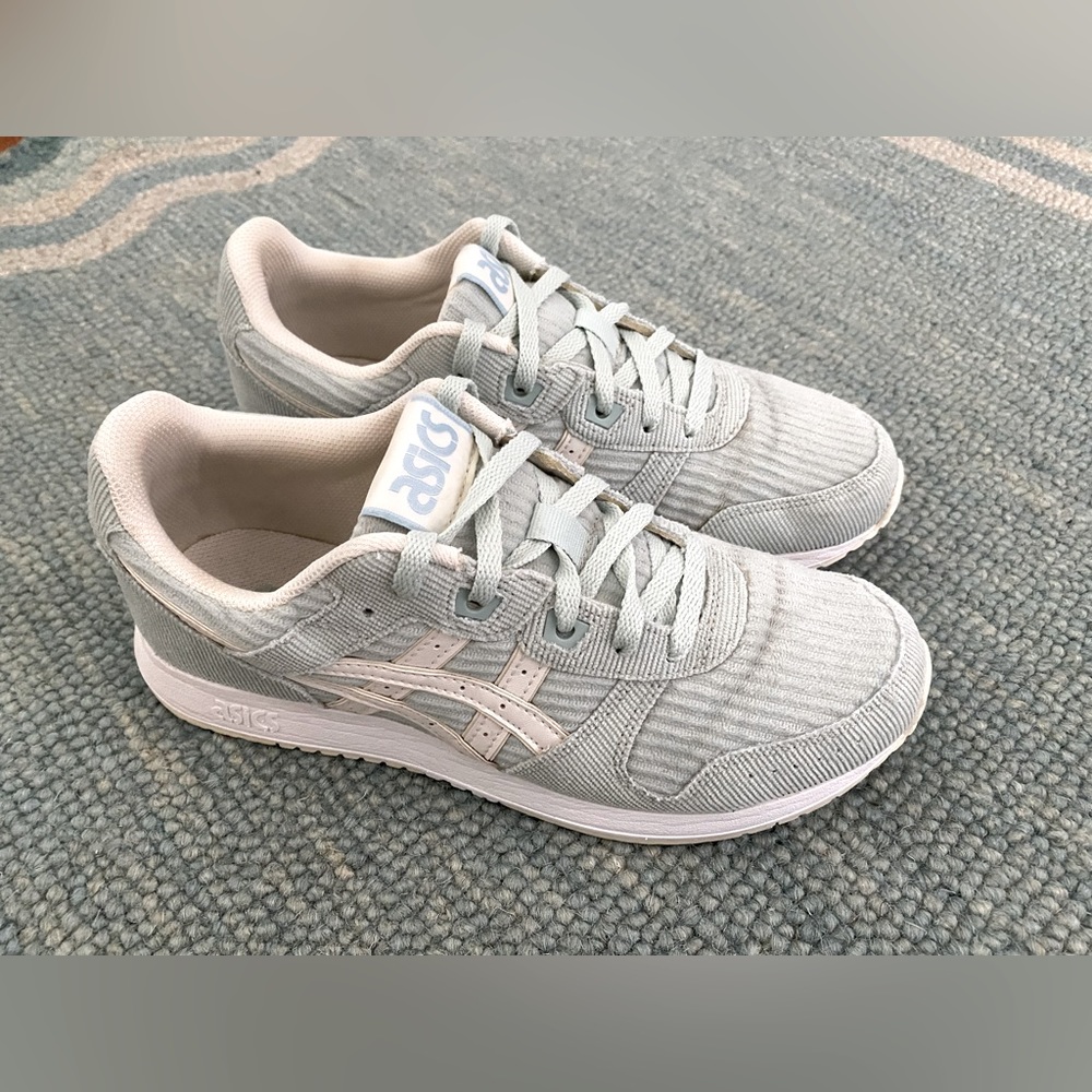 Corduroy ASICS in Lichen